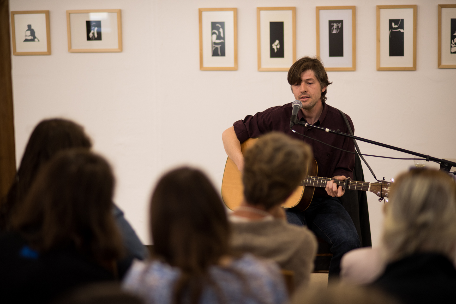 Walther Preiml mit Gitarre bei seiner Ausstellung